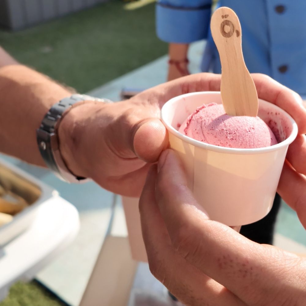 Entregando gelato al cliente